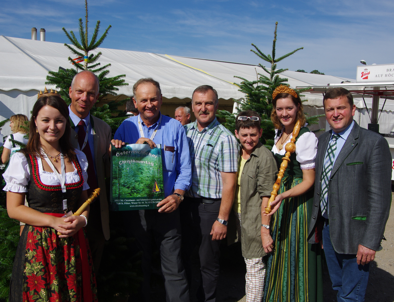 vl Christbaumdirndl Cordula LKR Felix Montecuccoli Obmann Franz Raith Bgm. Edmund Binder Kammerobfrau Brandstetter Waldköniging Gwendolyne Kammerobmann Zuser